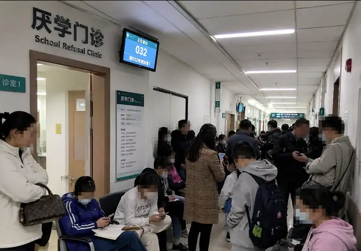 易倍体育官方网站-休学门诊挤满了初三学生，北大教培人揭开真相：三条路全被堵死，他们无处可逃